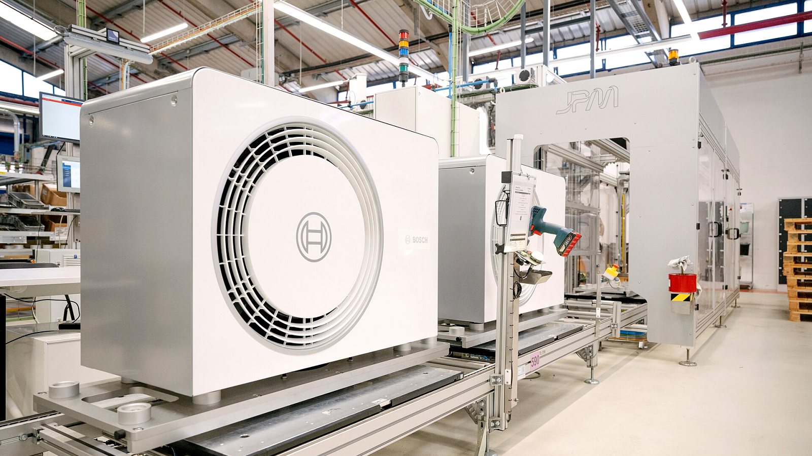 Bosch Home Comfort ısı pompası dış ünitesi üretim hattında
