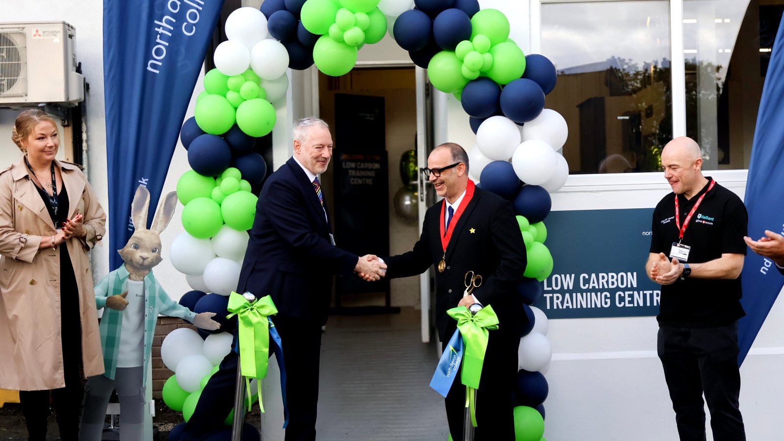 North Devon College ve Vaillant, Barnstaple'da ısı pompası eğitim merkezi açtı