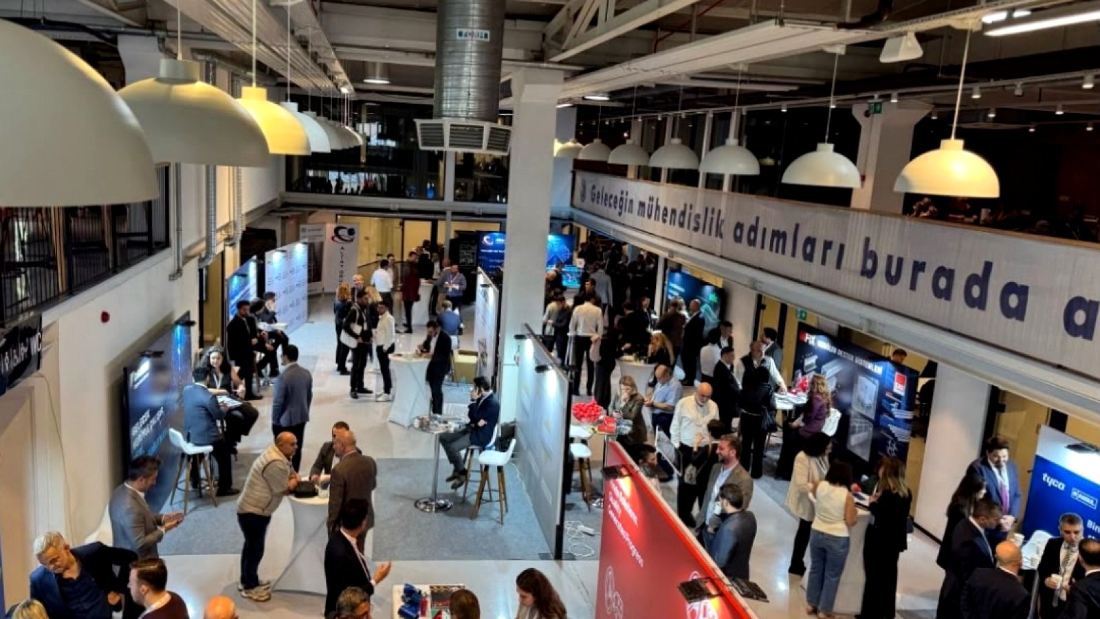 MechTalks 2026 etkinliğinde sergi alanında bir araya gelen sektör profesyonelleri